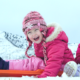 Enfant jouant dans la neige
